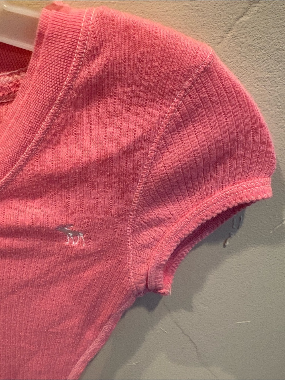 Abercrombie & Fitch girl  Coral Pink Ribbed V-Neck Tee SZ L   preowned - Picture 3 of 4